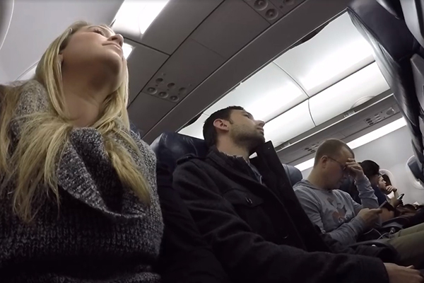 Esposa encontra maneira inusitada para contar ao marido que está gravida durante voo