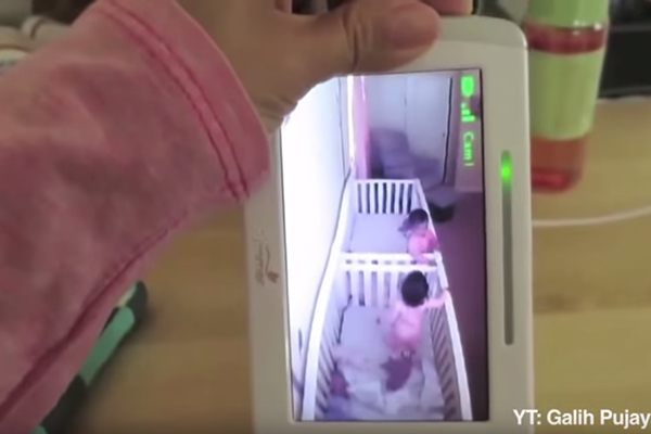 Estas gêmeas fingem que estão dormindo sempre que escutam a voz da mãe