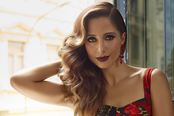 Camila Pitanga é fotografada sem maquiagem no metrô e fala sobre flagra nas redes sociais