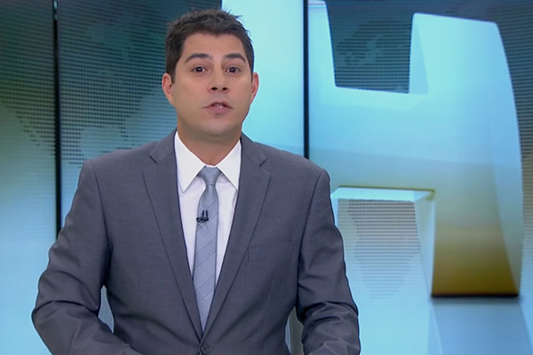 Evaristo Costa inova no look, justifica escolha no Twitter e leva internet à loucura