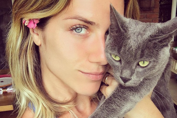 Cansada da polêmica, Giovanna Ewbank responde boatos de que teria ciúmes de Mariana Rios