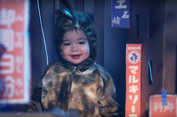 Pai fantasia filha como Godzilla e a deixa destruir uma Tókio de brinquedo em vídeo