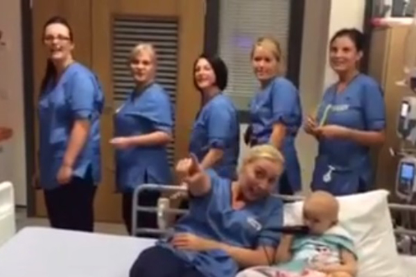 Enfermeiras surpreendem garotinha enfrentando câncer com dança coreografada de “Frozen”