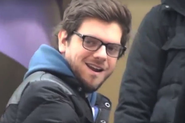 Homens ficam irritados ao serem vítimas de pegadinha com paquera inconveniente