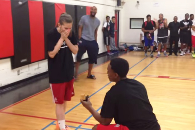 Namorado finge lesão para pedir noiva fã de basquete em casamento de maneira inesperada