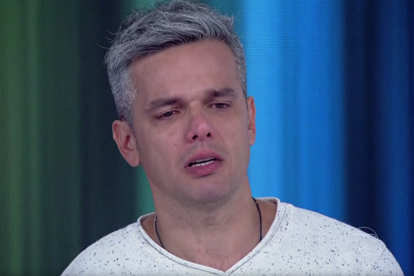 Otaviano Costa chora ao ver matéria sobre o câncer de mama no “Vídeo Show”