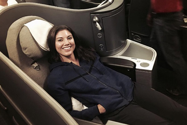 Goleira da seleção americana, Hope Solo recebe o “carinho” dos torcedores brasileiros após críticas no Instagram