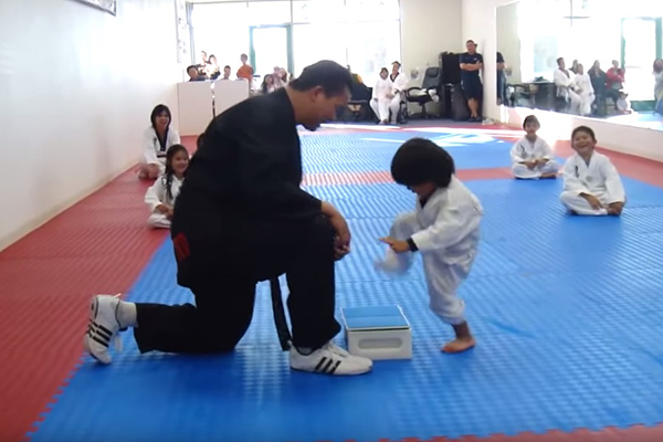 Você vai se apaixonar por este garotinho tentando quebrar uma tábua de madeira na aula de Taekwondo