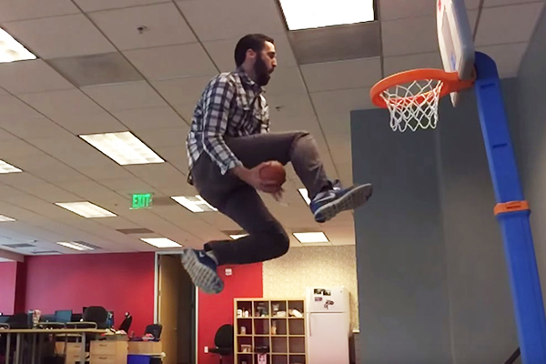 Jovem encontra maneira original e divertida de superar demissão e faz sucesso na internet