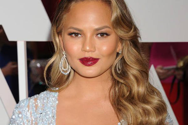 Modelo perde paciência com seguidores e manda recado atrevido para críticos de seu corpo