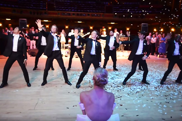 Bailarino profissional surpreende noiva com dança incrível no dia de seu casamento