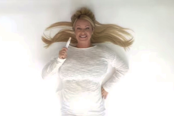 Esta mulher usou uma música da Britney Spears para anunciar que está grávida e o resultado é maravilhoso