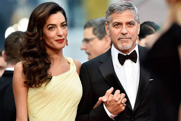 Amal Alamuddin, esposa de George Clooney, comete “escorregão fashion” em tapete vermelho de Festival