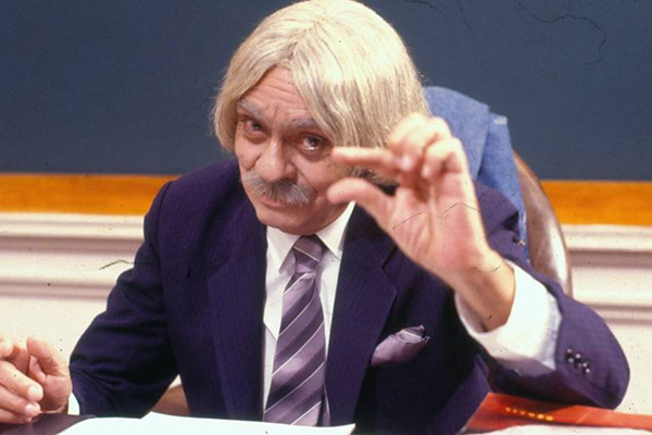 Bruno Mazzeo aparece caracterizado como Professor Raimundo pela primeira vez