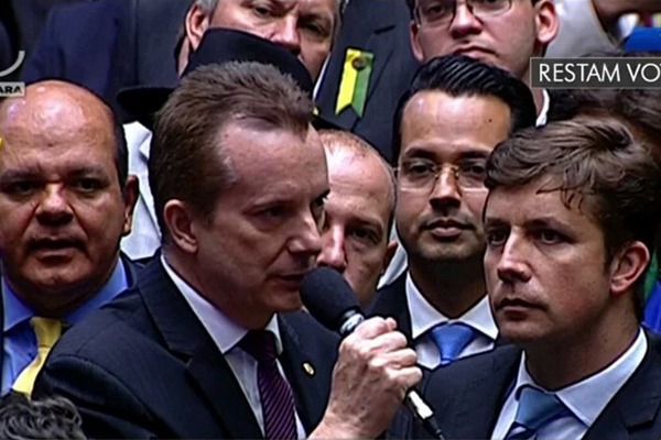 Um detalhe muito curioso chamou a atenção dos internautas durante a votação do impeachment neste domingo (17)