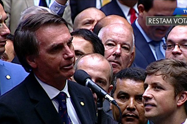 Discurso de Jair Bolsonaro provoca polêmica durante a votação do impeachment neste domingo (17)