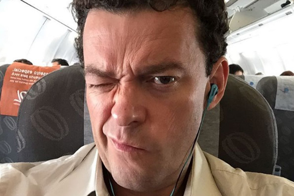 Fernando Rocha publica foto de quando tinha 17 anos e é comparado a Eduardo Moscovis