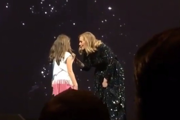 Adele tem surpresa ao receber duas garotinhas no palco durante show