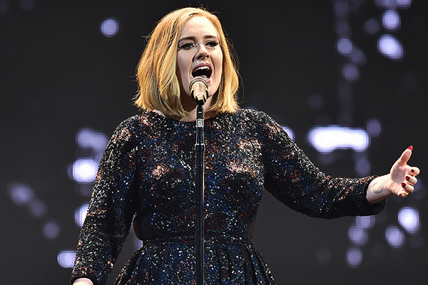 Adele convida sósia para subir ao palco durante show e surpreende público