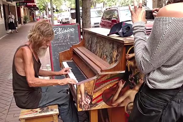 Pianista 'misterioso' que viralizou após tocar em shopping é