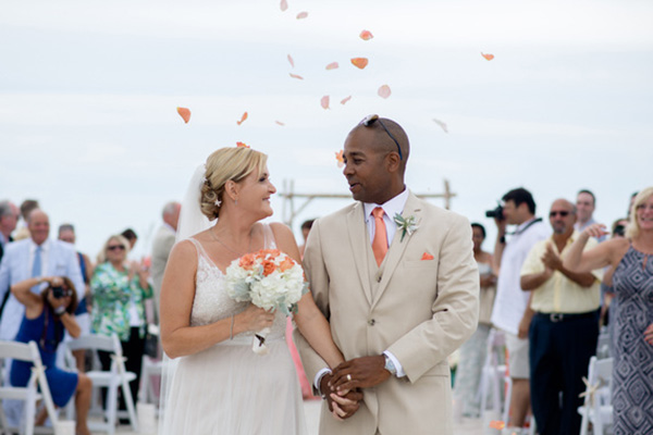 Noivos pedem incrível e inesperado presente de casamento para seus convidados