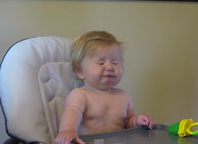 Bebê comendo framboesa pela primeira vez vira hit na web; assista