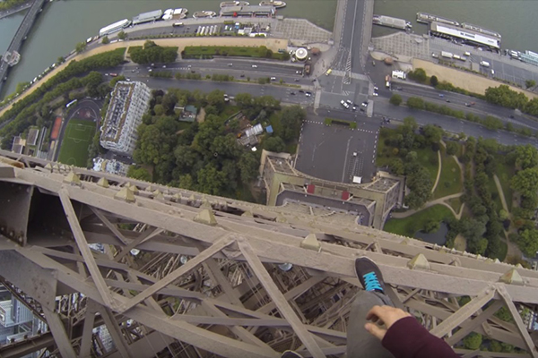 Jovem é interrogado por seis horas após escalar Torre Eiffel sem equipamento de segurança