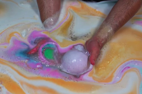 O que acontece se você usar 50 bombas de sal de banho de uma só vez?