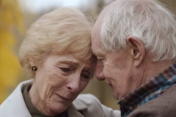 Comercial com um casal idoso “revivendo” primeiro encontro vai te fazer chorar