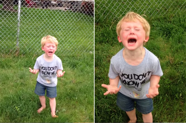 Este garotinho tem reação apropriada ao descobrir que pisou em cocô de cachorro