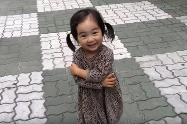 Esta garotinha não consegue segurar o riso ao ouvir seus sapatos fazendo barulho