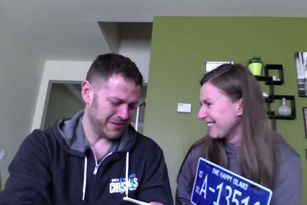 Após anos de infertilidade, esposa surpreende marido com notícia de gravidez