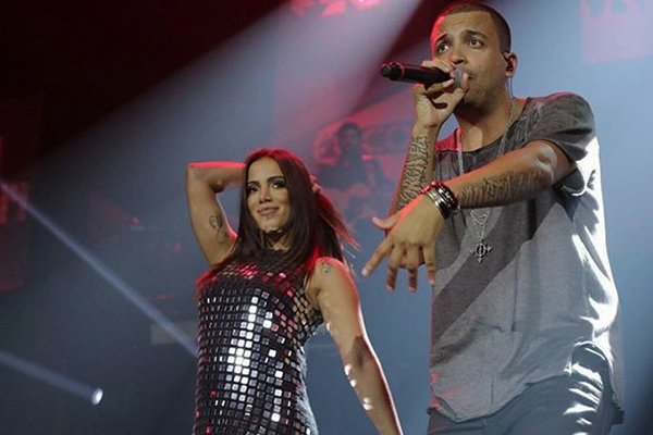 Anitta é atingida por latinha durante show de Projota e rapper sai em sua defesa