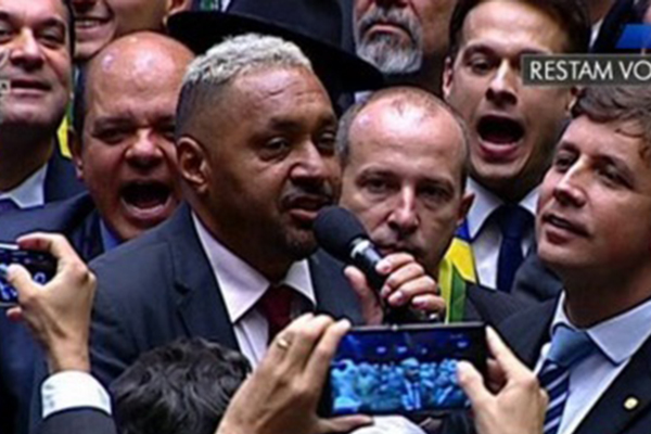 Redes sociais relembram passado de Tiririca como palhaço durante votação do impeachment da presidente Dilma