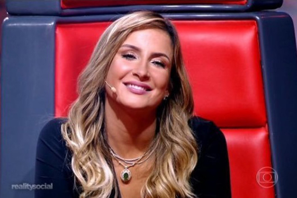 Claudia Leitte faz caretas no “The Voice Brasil” desta quinta (22) e internet não perdoa