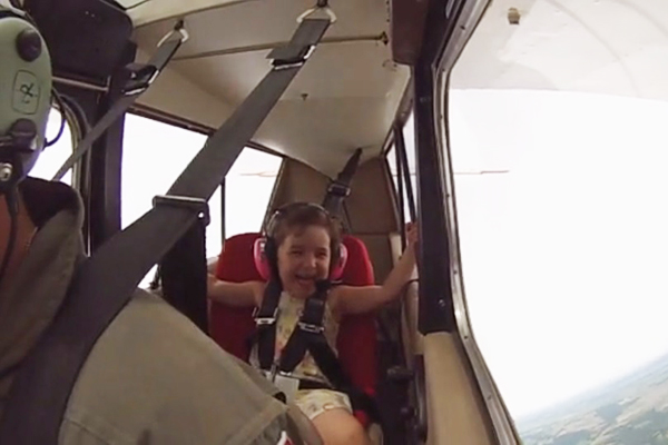 Garotinha de 4 anos tem reação adorável ao experimentar seu primeiro voo acrobático