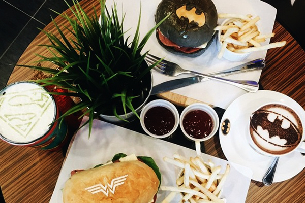 Você precisa conhecer esta divertida lanchonete inspirada em super-heróis como Batman e Super-Homem