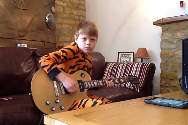 Garoto de apenas 10 anos detona em homenagem a B.B. King e faz sucesso na web