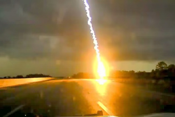 Policiais registram raio atingindo a terra em vídeo incrível