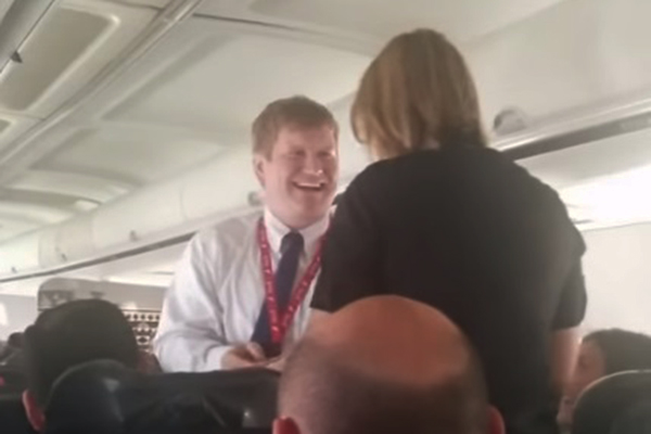 Piloto de avião pede mão de aeromoça durante voo e cena é gravada por passageiros