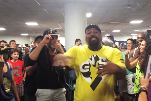 Elenco dos musicais ‘O Rei Leão’ e ‘Aladdin’ cantam músicas dos filmes em aeroporto