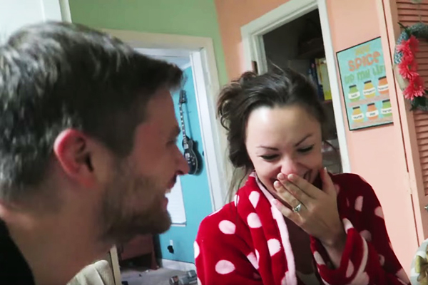 Em vídeo surpreendente, é o marido quem dá a notícia da gravidez para a esposa