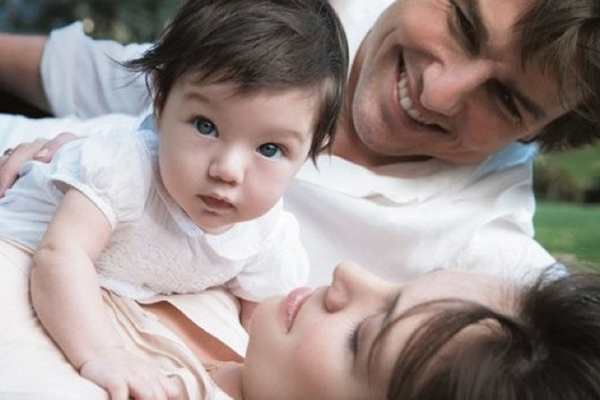 Suri Cruise, filha de Tom Cruise e Katie Holmes, volta aos holofotes e aparece grandinha