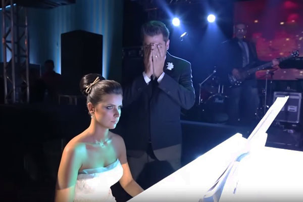 Jovem surpreende noivo ao tocar música do Iron Maiden no piano no dia do seu casamento