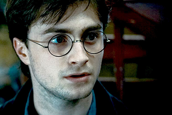 Internauta flagra Harry Potter “trabalhando” como segurança em aeroporto e foto faz sucesso na internet