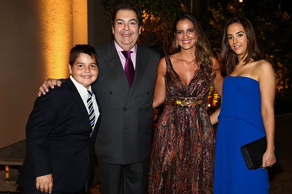 Filho de Faustão, João Guilherme Silva exibe visual loiríssimo em festa de aniversário