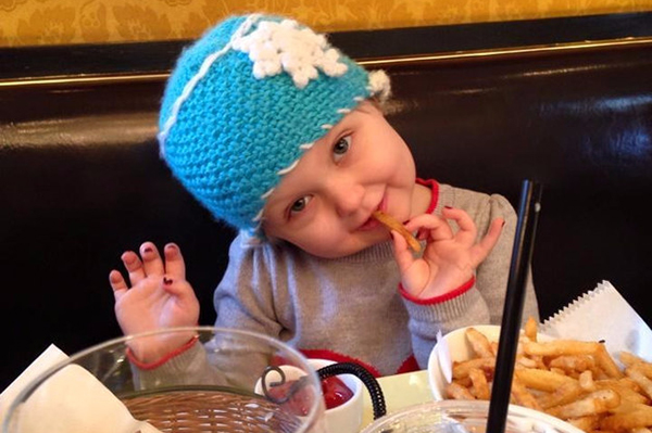 Garotinha de 5 anos com câncer ganha festa de aniversário, formatura e casamento ao mesmo tempo