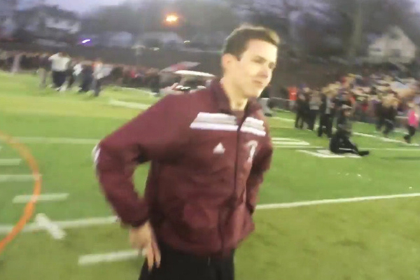 Garoto pede colega para ir ao baile na frente do colégio inteiro e o resultado é deprimente