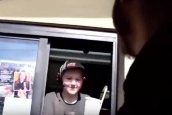 Jovens tentam pregar pegadinha em atendente de restaurante de fast-food e são surpreendidos