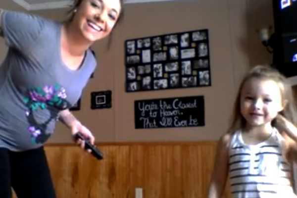 Grávida de oito meses, mãe faz “batalha de dança” com sua filha mais velha e vídeo bomba na web